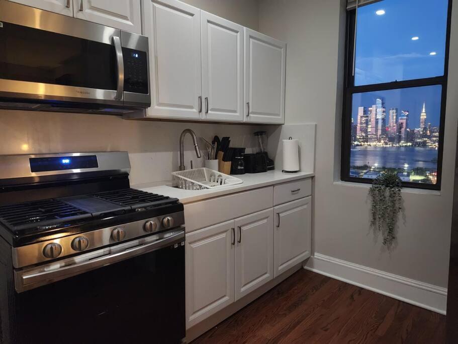 Apartament Elegant 2 Bed Gem! Mins From Nyc Union City Zewnętrze zdjęcie