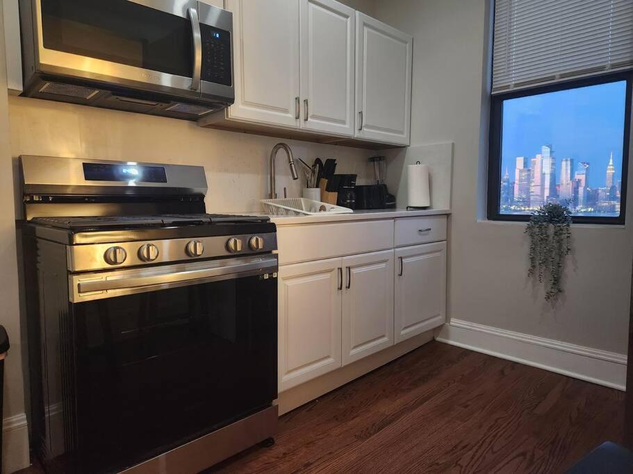 Apartament Elegant 2 Bed Gem! Mins From Nyc Union City Zewnętrze zdjęcie